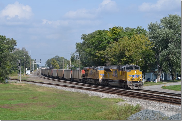 E966 (Terre Haute–St. Louis) behind UP 8807-7485 is an empty AERX (Ameren) coal train.